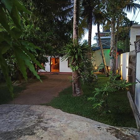 Suriya Homestay Мірісса Екстер'єр фото